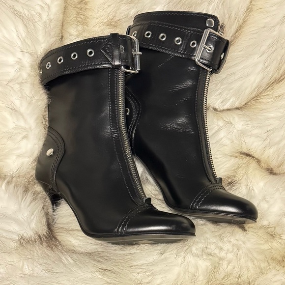 ALEXANDER MCQUEEN
Black leather ankle boots
Women’s size 9 US - Picture 12 of 14